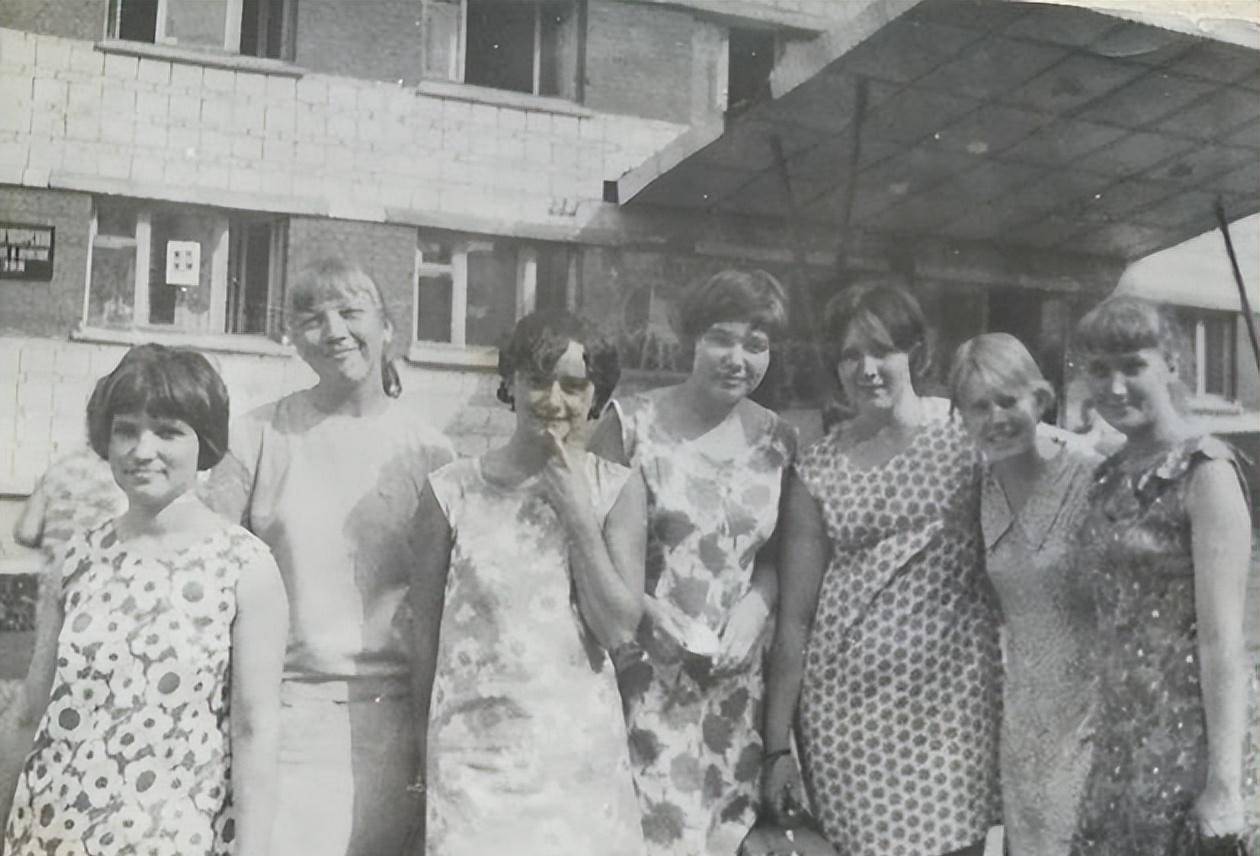 The 60s to 90s fashion trends are making a huge comeback for Fall Winter  2019 - ICON Singapore | ICON Singapore, image size:1260x856