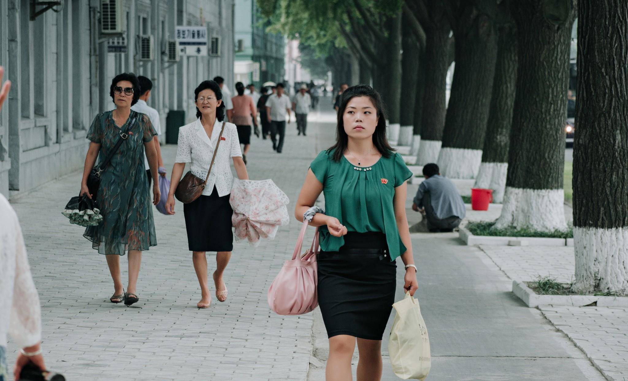 朝鲜女人街头图片