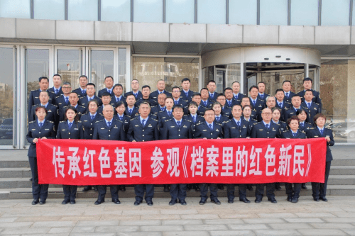新民市应急局组织参观《档案里的红色新民》(图1)