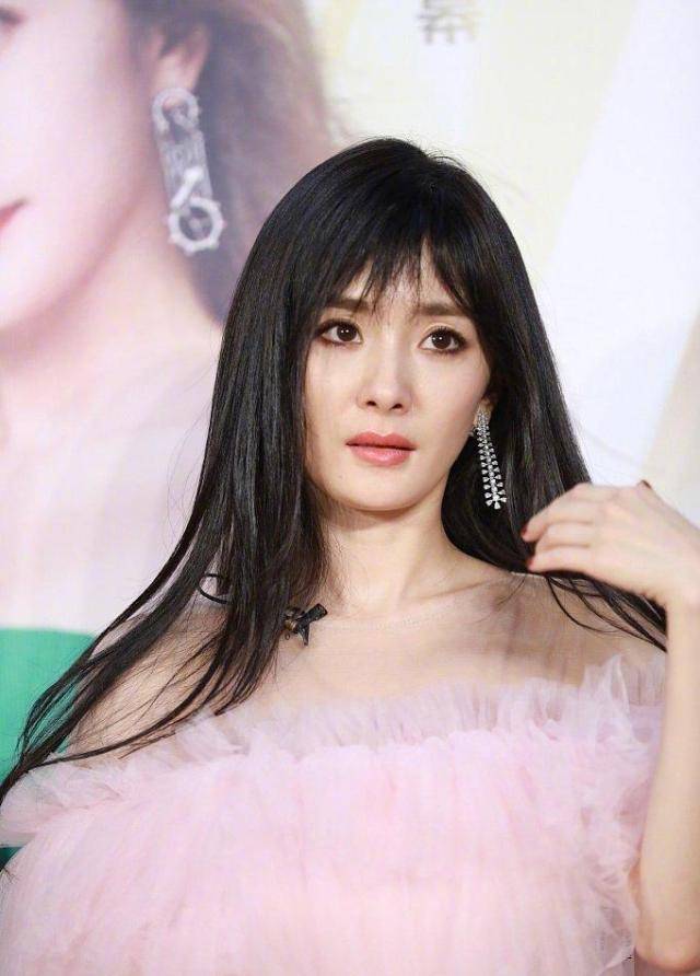 杨幂空气刘海新造型引热议,被吐槽方脸抢镜,"嫩牛五方"再现_网友_脸型