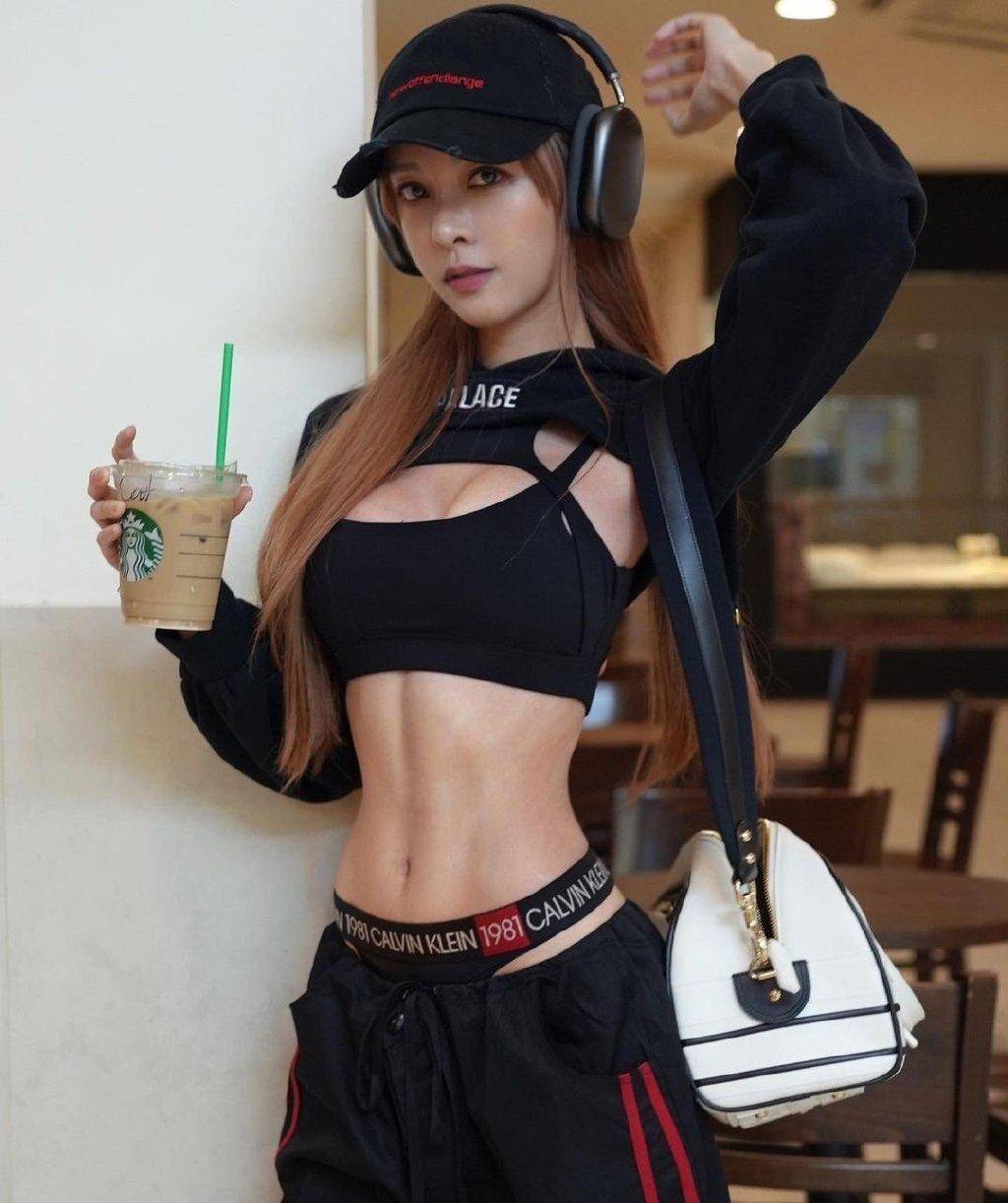 大马女神李元玲"文武"写真,"文"清秀优雅,"武"傲人身材_照片_张李