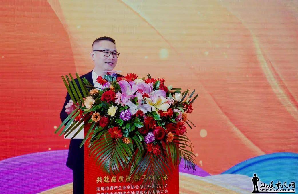 范小彬会长发表就职演讲△周坚镇监事长致贺辞△荣誉会长许剑伟致辞