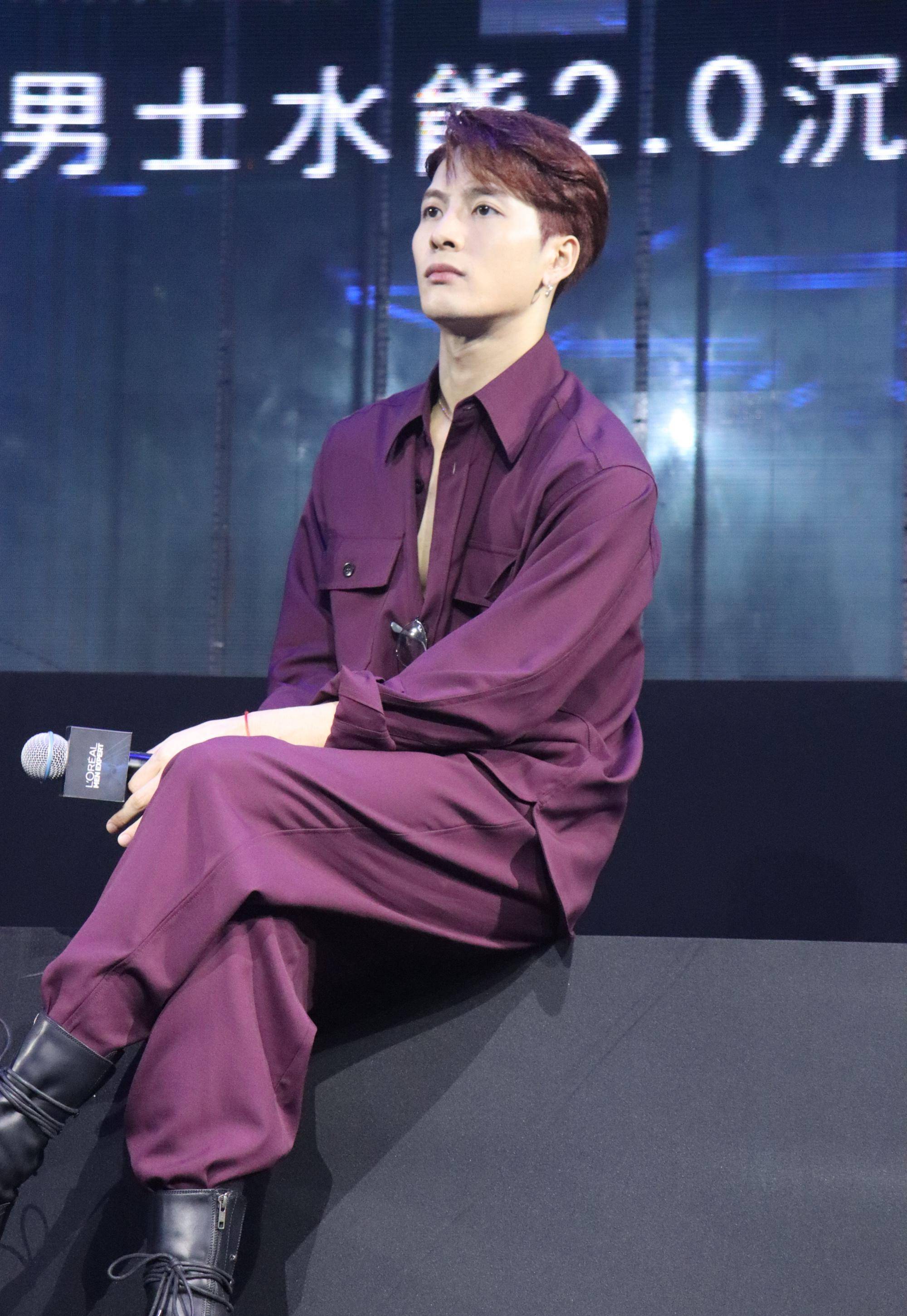 王嘉尔金发抢眼,庆生感恩父母,手链价值不菲还带红绳_头发_风格_韩国