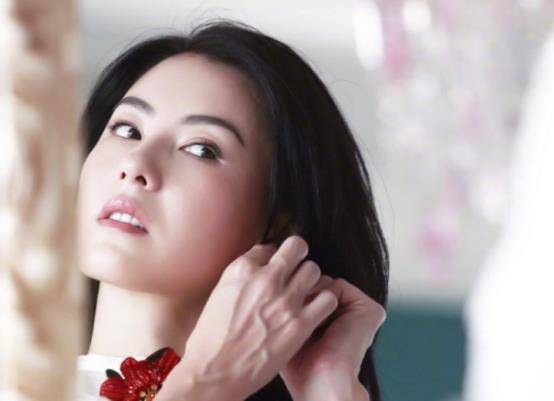 周笔畅在选择"五公"歌曲时提到林芝祥的粤语歌曲《分分钟需要你》