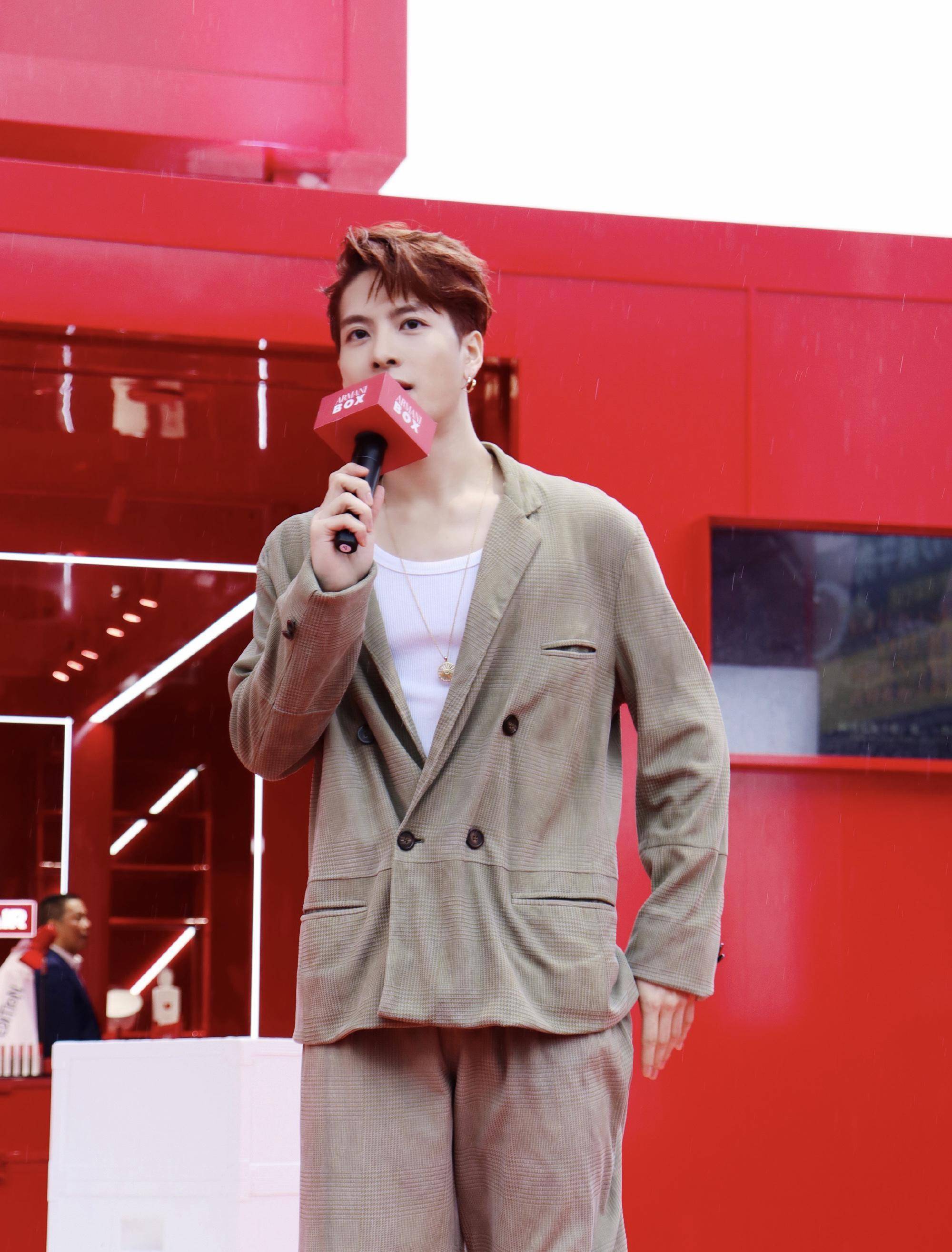 王嘉尔金发抢眼,庆生感恩父母,手链价值不菲还带红绳_头发_风格_韩国