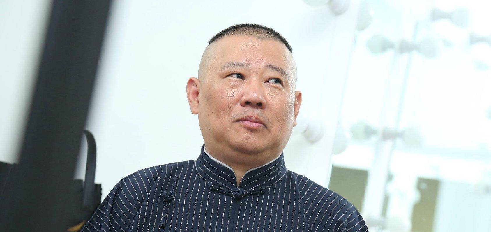 71岁相声大师孟凡贵罕见露面,脸部松弛显浮肿,曾与郭德纲交恶_观众