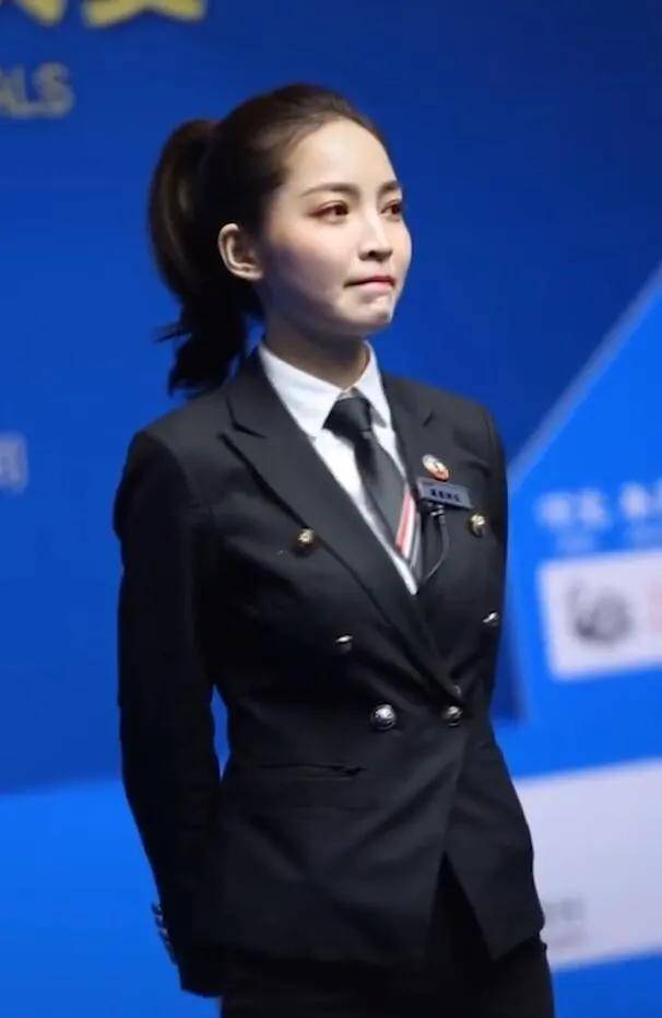 最美90后一级女裁判王钟瑶女神-30岁仍然单身的抖音红人_乔氏_身材