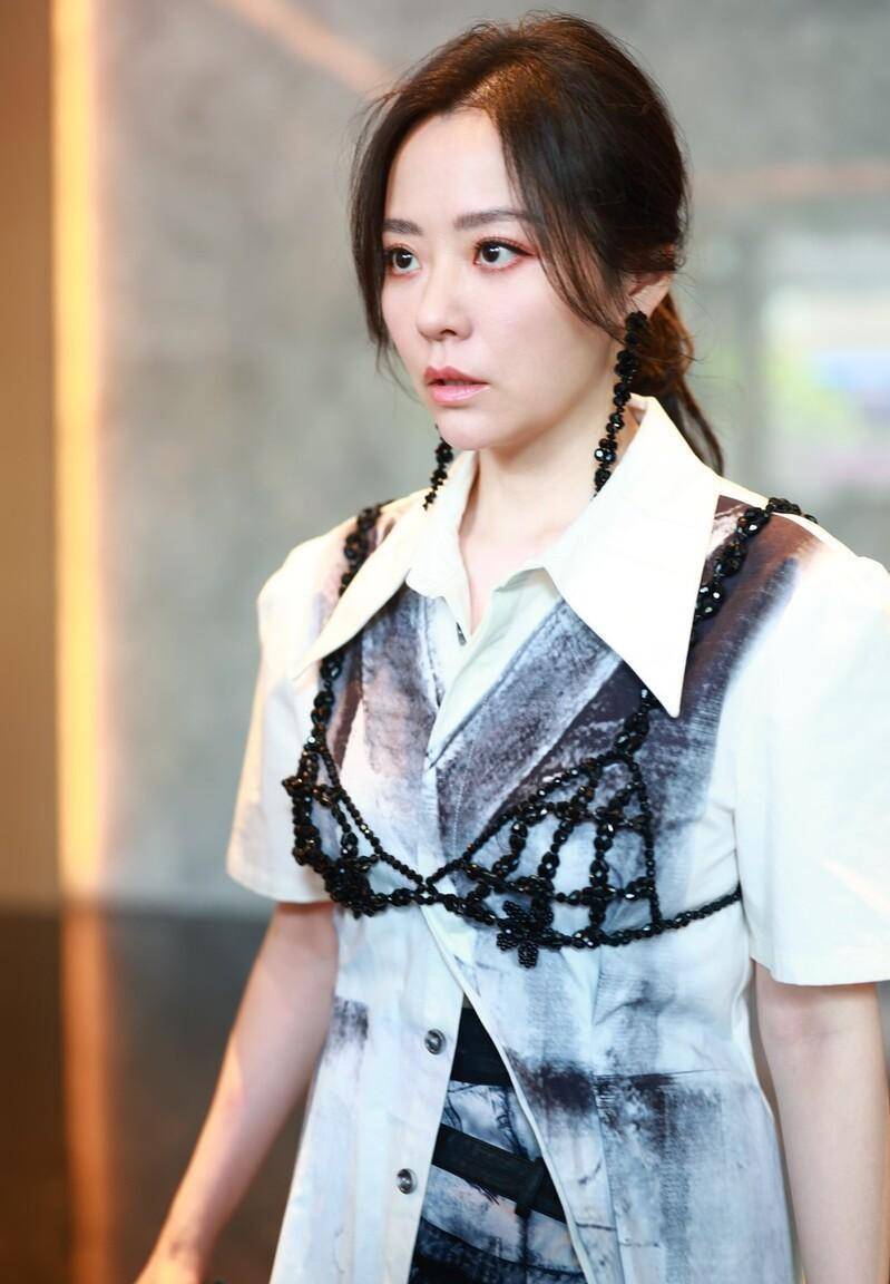 张靓颖长沙街拍:印花衬衫,淡雅时尚_生活_文学_音乐