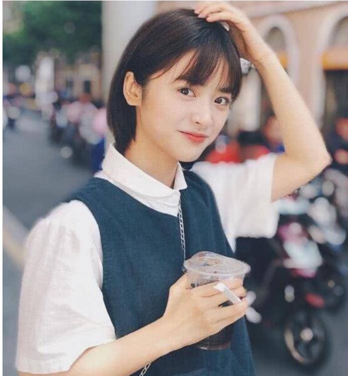 24岁沈月再次被拍,与孙宁面馆亲密喂食好甜蜜,已有5年深厚感情_女孩