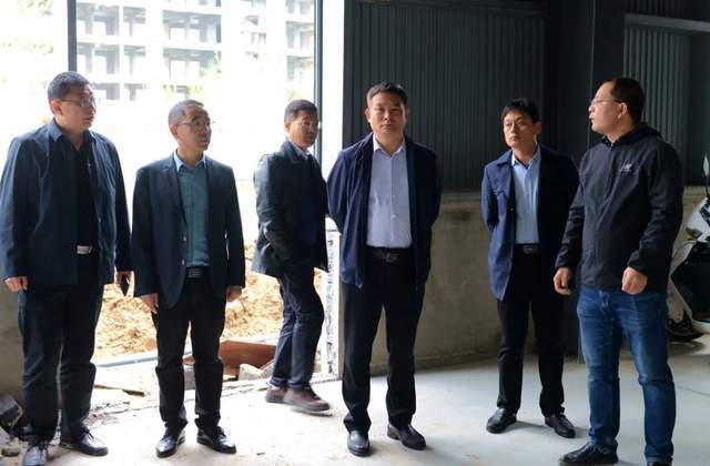 新蔡县县长李勇到开发区即将投产企业项目现场办公_相关_部门_进行