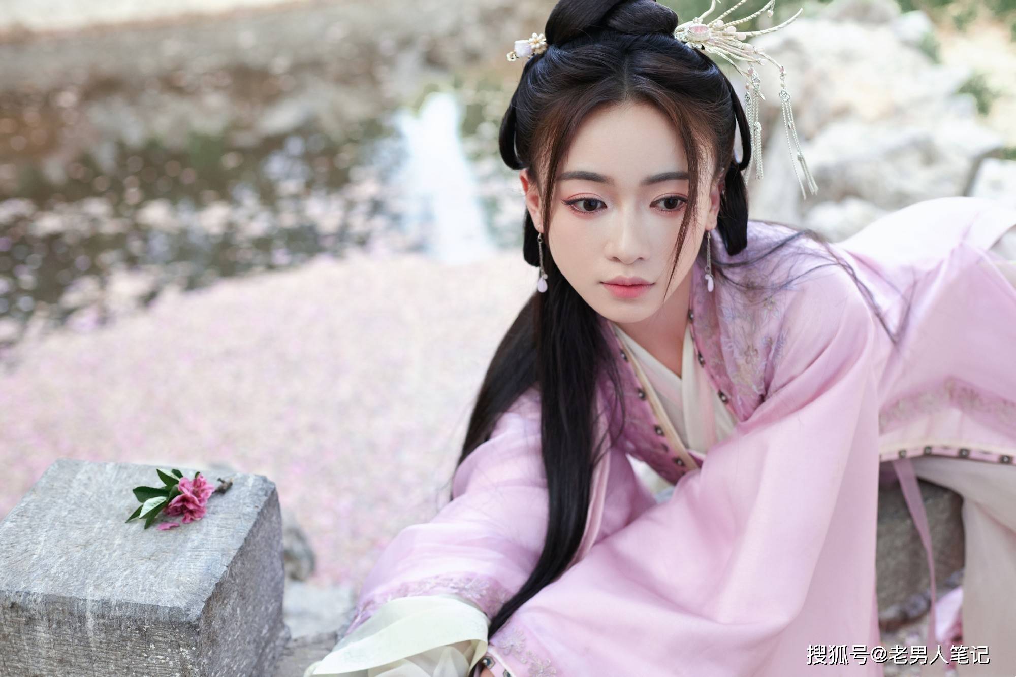 吴谨言唯美古风造型,淡粉罗衣俏佳人,云雾轻拂寄相思_气息_一身_姐姐