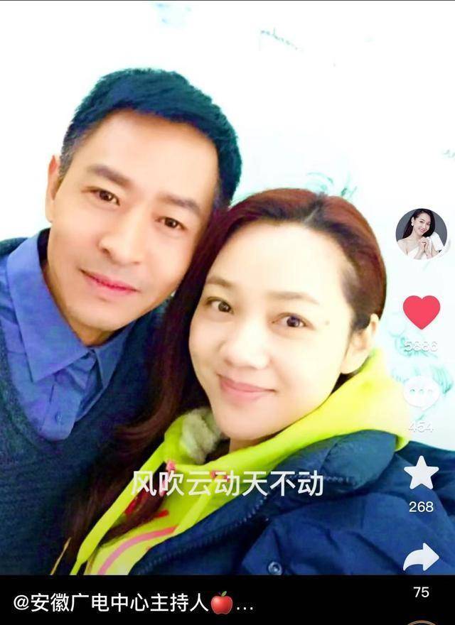 4月2日晚,周群晒出与演员郭晓峰的亲密合照.