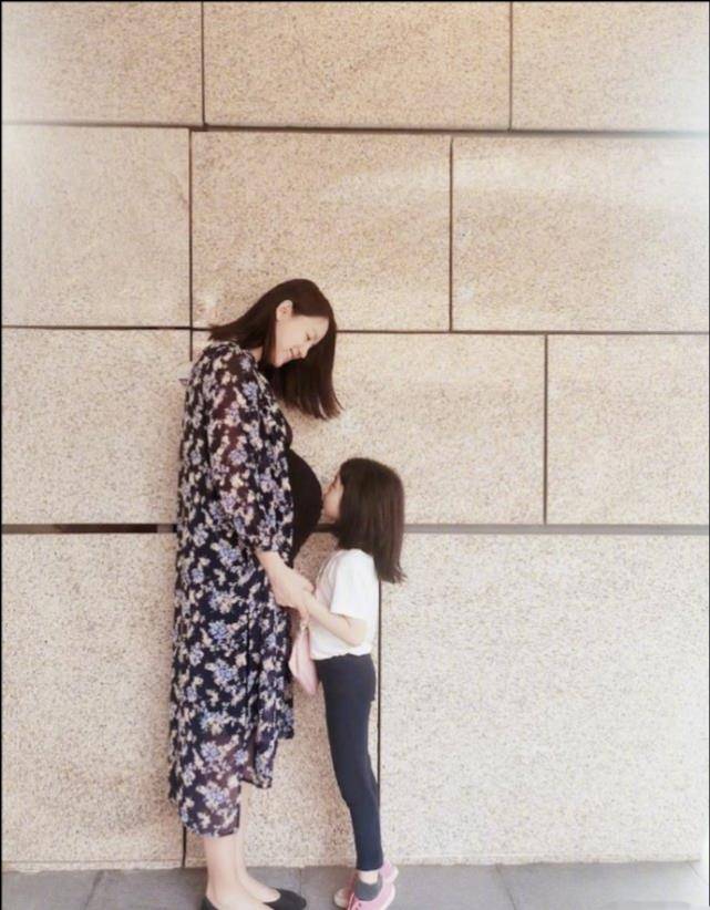 张梓琳挺大肚与老公逛街,夫妻相拥合影郎才女貌,待产身材令人羡_宝宝