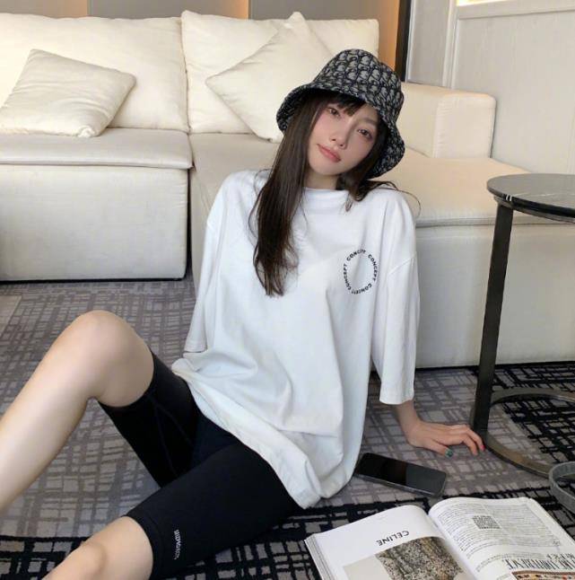 李小璐与闺蜜聚餐,身材曼妙,谁注意到楼顶超大露台:有钱真好_生活