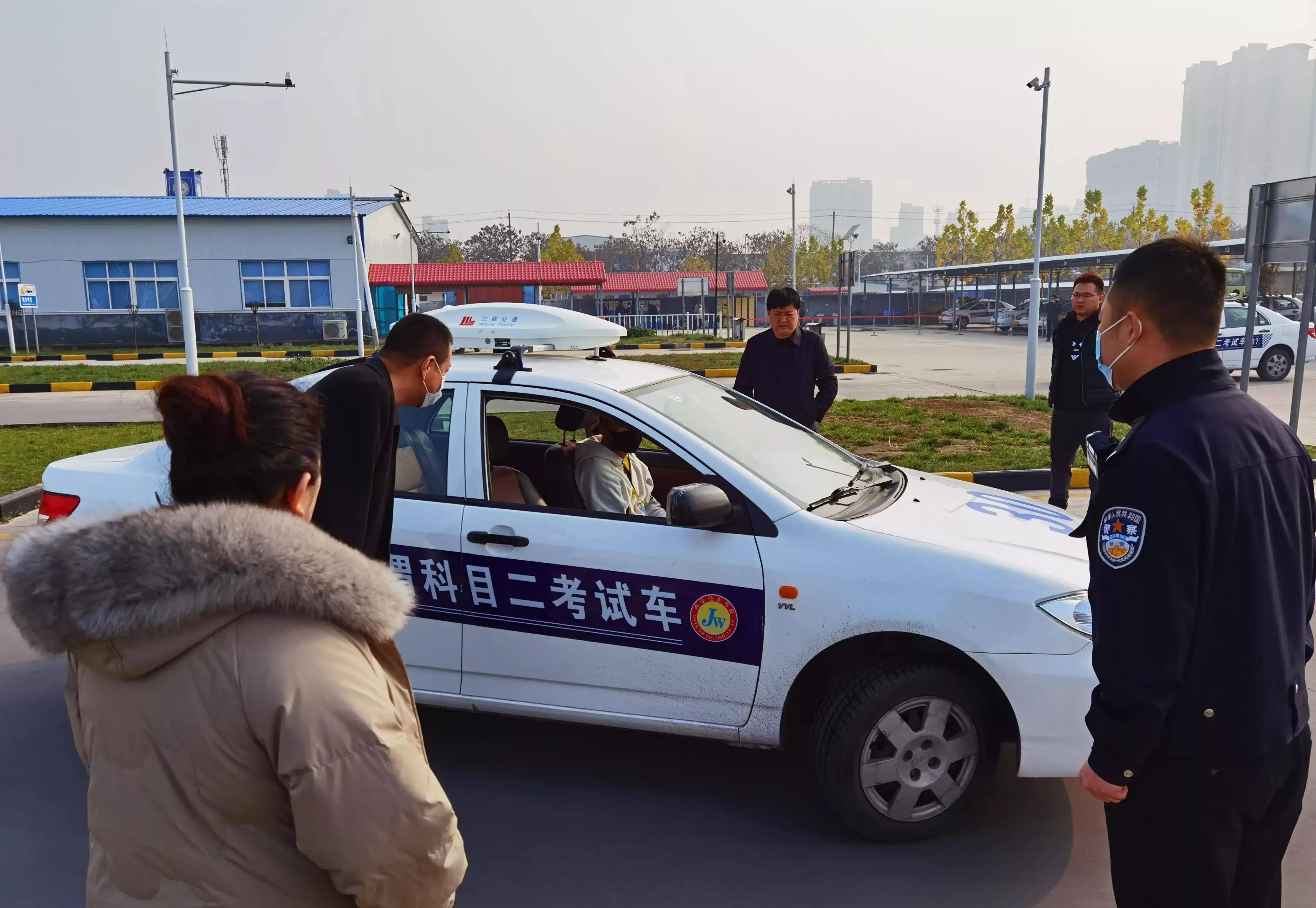 考试车车况差,收费高,考试机会仅5次,中国式驾考真的合理吗?