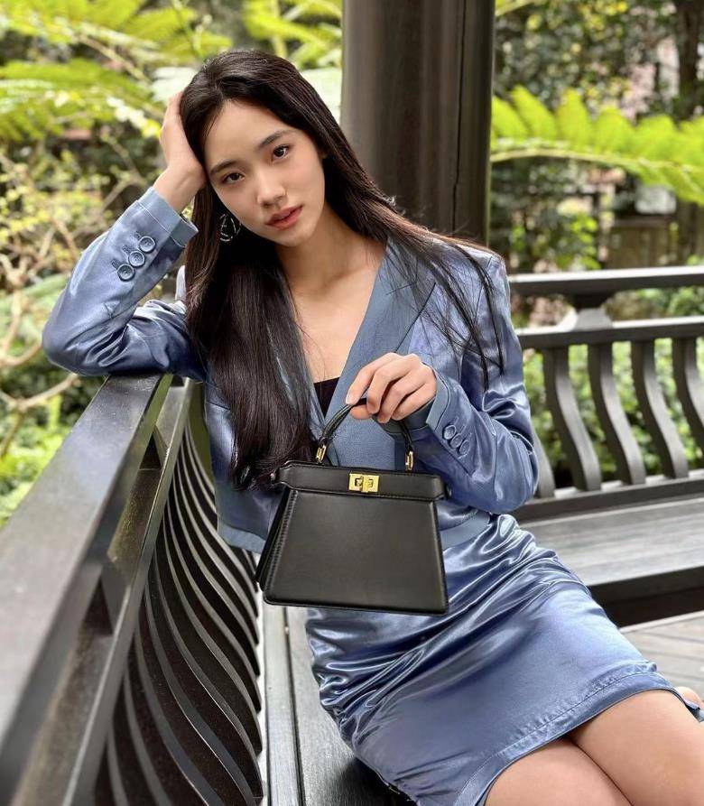 小s二女儿拍大片穿职业装,15岁lily像成熟女人网友:美得像个大s_品牌