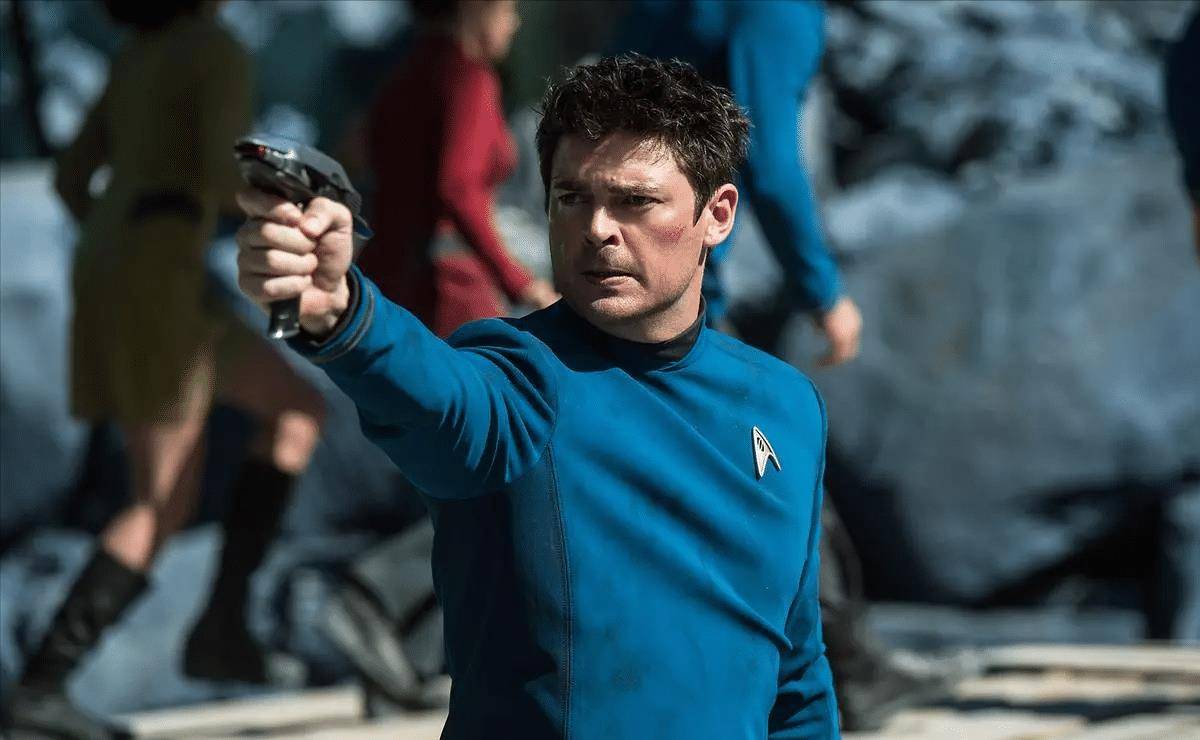 蒙太奇影片叙事压缩化,完成了复杂的空间转化,营造出视觉沉浸感_电子