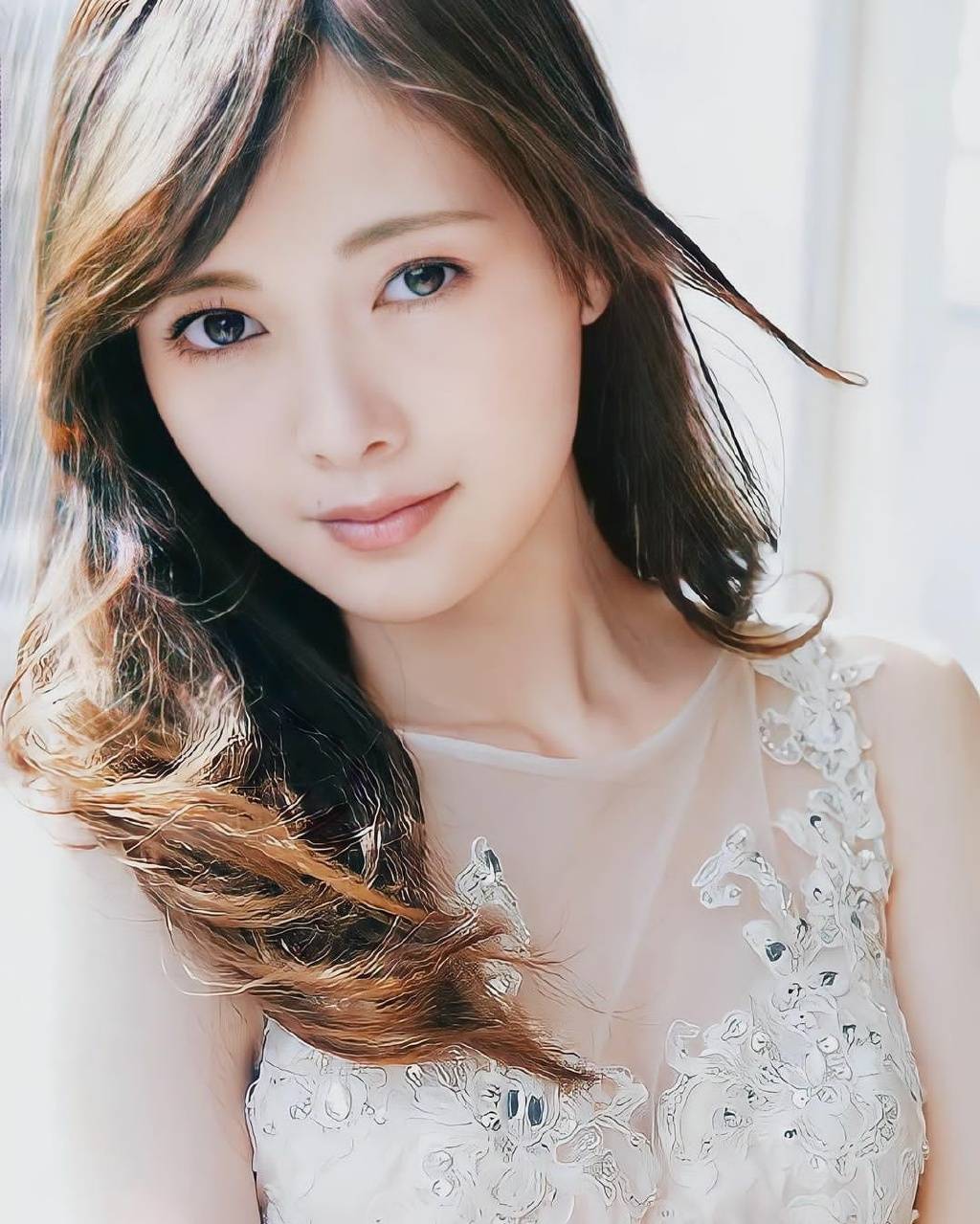 日本女星白石麻衣写真超明艳！肤白貌美大长腿性感靓丽