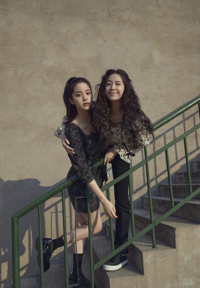 欧阳娜娜晒春日出游穿搭,和闺蜜这样穿,好看时髦又不费力_衣服_穿着