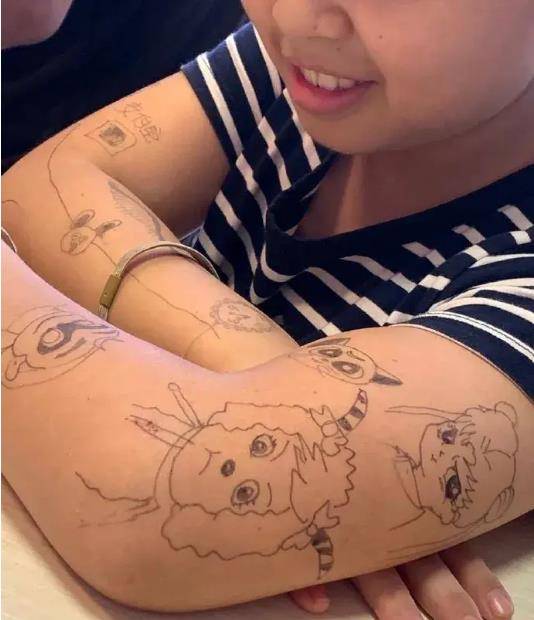 小小年纪就在身上画了这么多图案,长大以后很容易往社会青联的方向