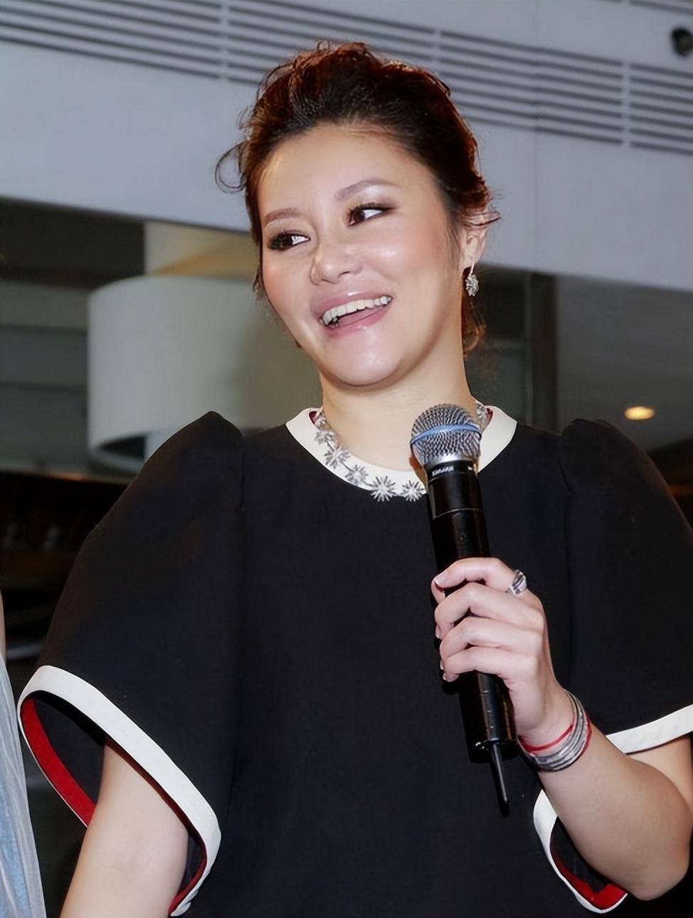 钟镇涛罕见携娇妻露面,小12岁老婆撞脸关之琳,夫妻同框像两代人_范姜
