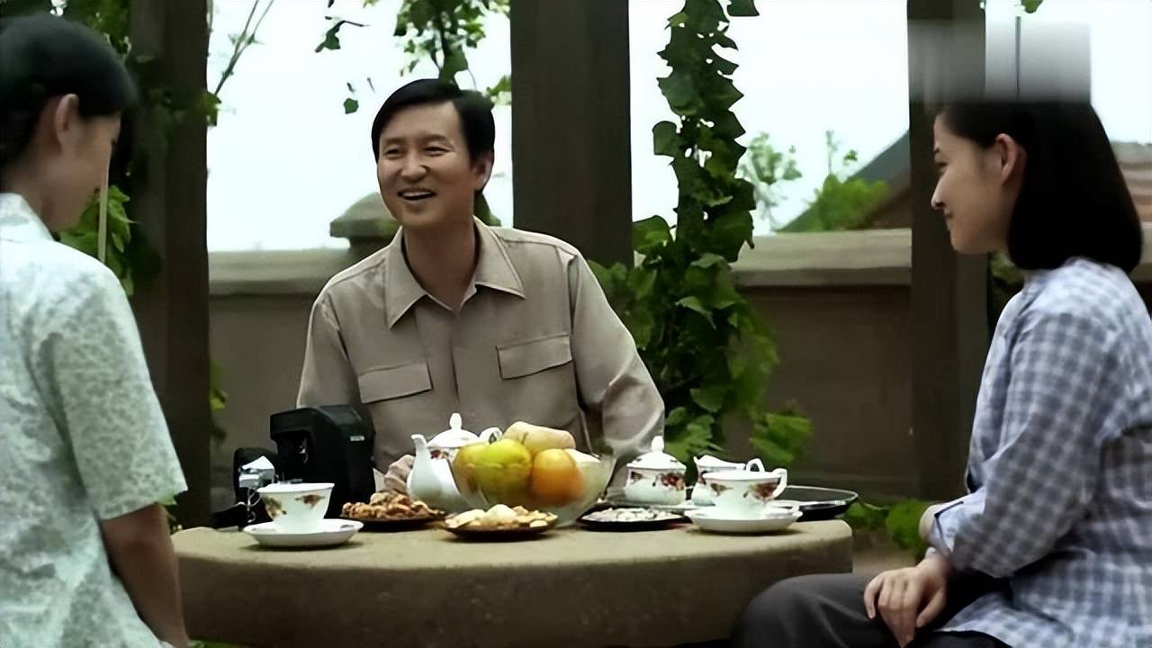 不仅没有避讳,反而将画家夏老师邀请到了安杰家做客喝咖啡,以至于江