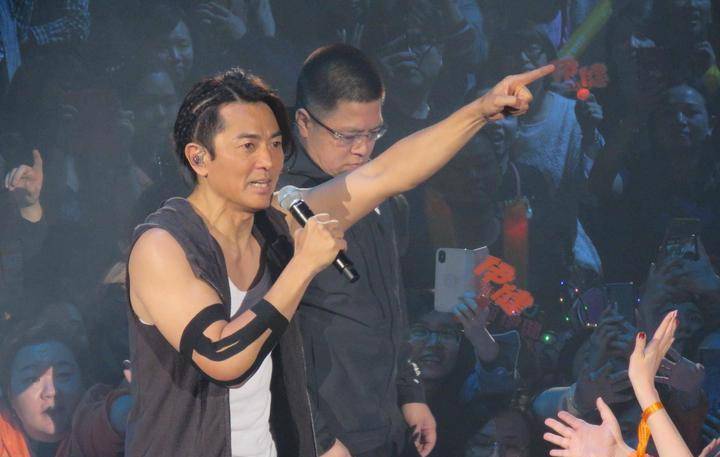 在巅峰时期人气非常高,当时他甚至有盖过四大天王之一的刘德华的势头