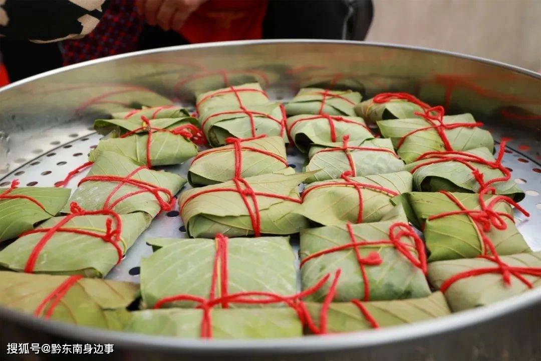 手工制作三月粑虽然费力,但是口味地道.
