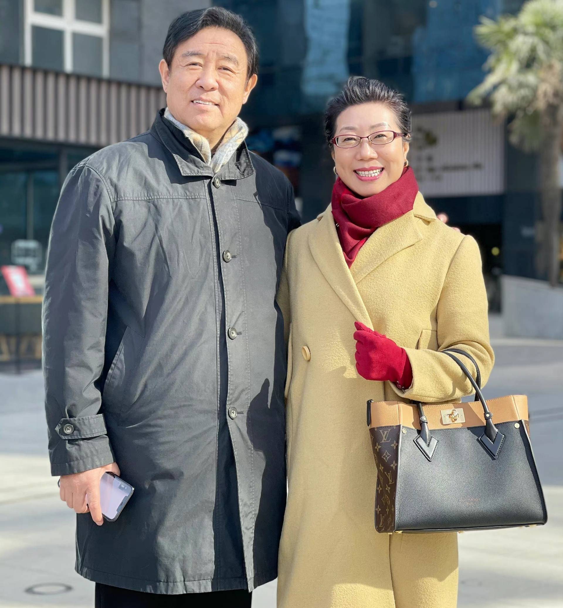 28岁西安小伙,美国硕士毕业后,回国当英语博主,年入百万_父母_张之昊