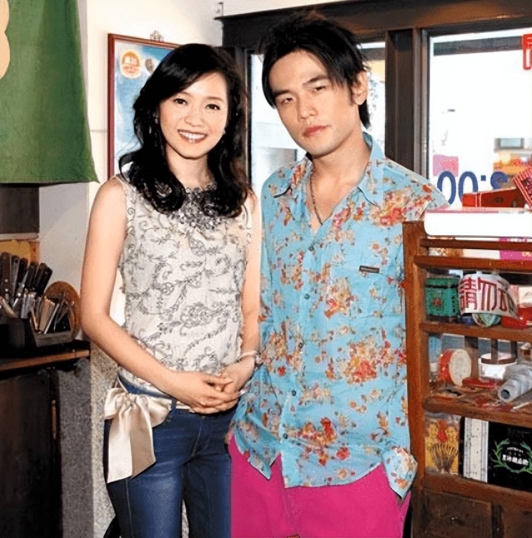 可翻看周杰伦的成名过程,不难发现,侯佩岑或许才是那个真正将周杰伦从