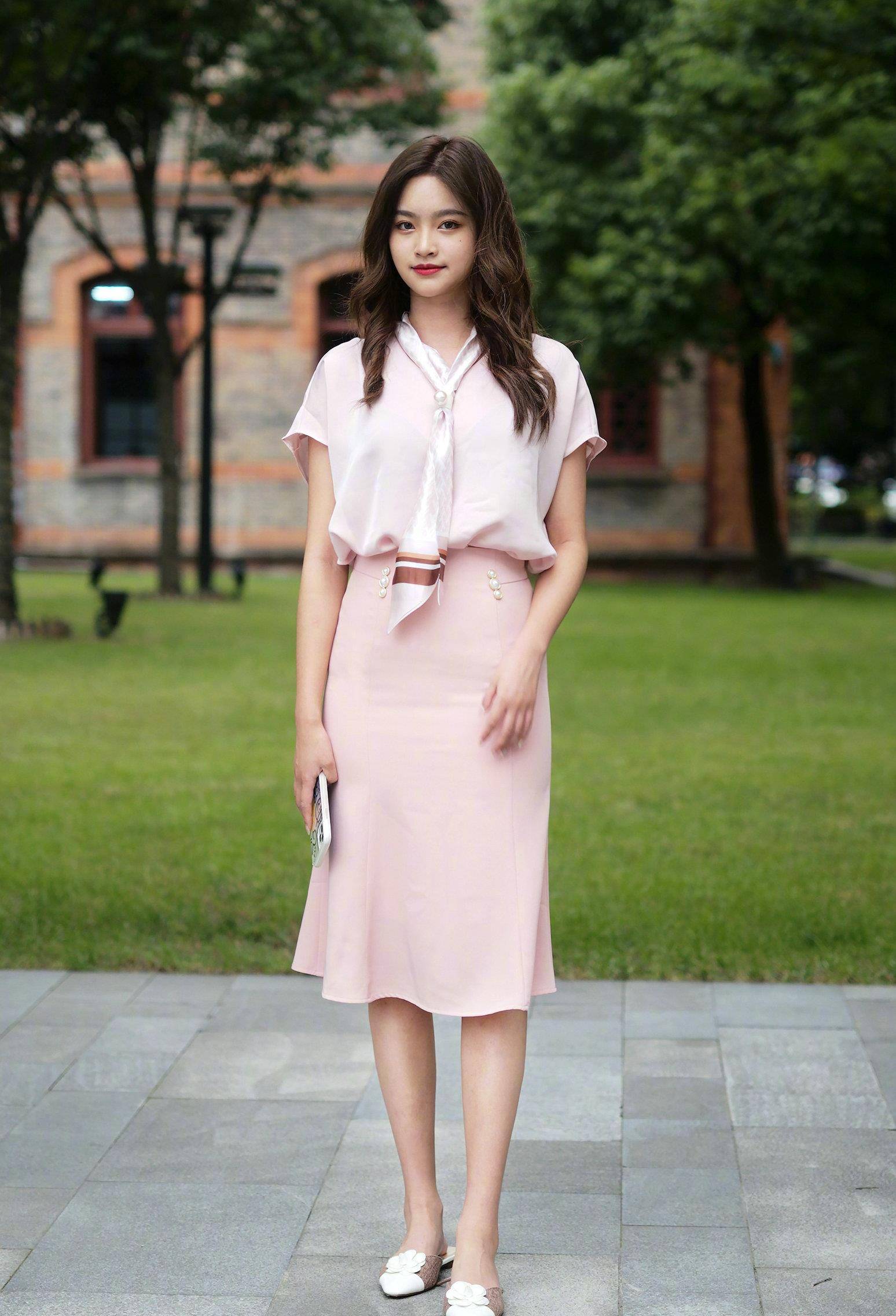 街拍:穆勒鞋穿着舒适易搭配,有助于拉伸腿部曲线_设计的_显得_时尚