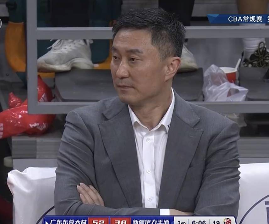 胡明轩撞伤阿不都,朱旭航激怒阿联,赵睿抢板痛苦扭伤_易建联_比赛