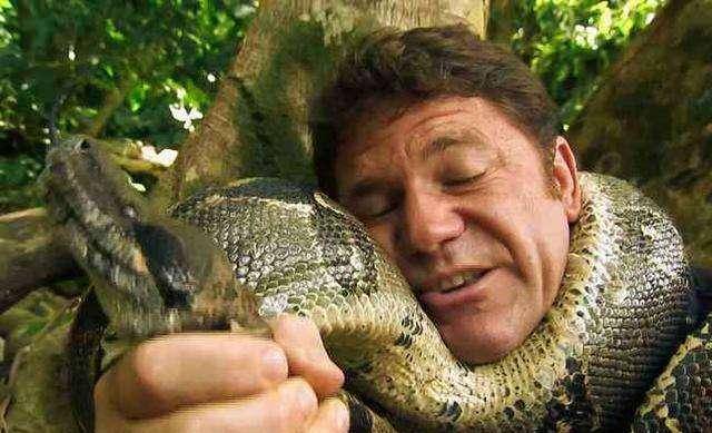 人被蟒蛇吞进肚子里,为什么手里有刀,也没有办法破腹逃出来?