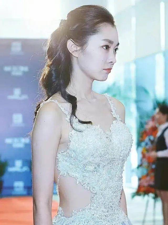 "宋轶"出席活动直接穿"肚兜",白敬亭:我手该放哪里._造型_个性_后背