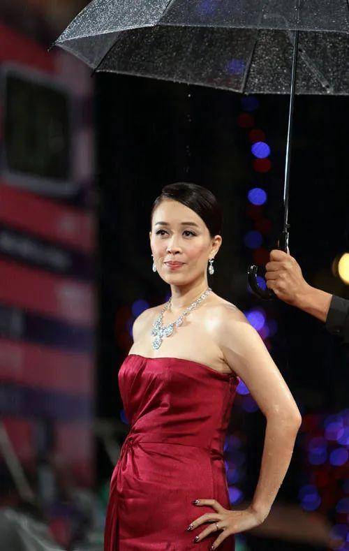 55岁那英,硬要"装时尚"_穿着_外貌_连衣裙