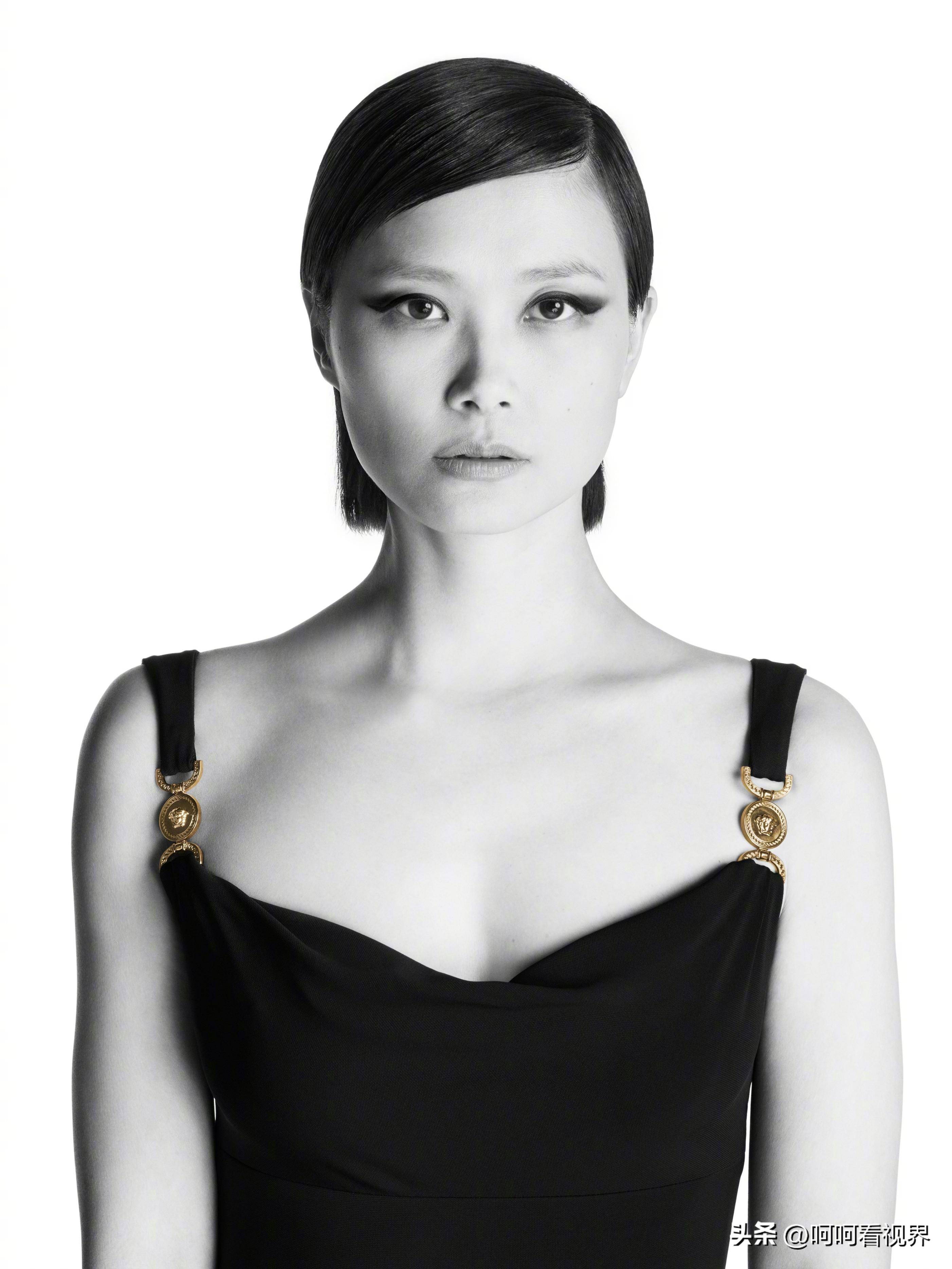 李宇春大片惊现"大时尚",穿低身材裙大秀香肩锁骨,太飒了_黑色_风格