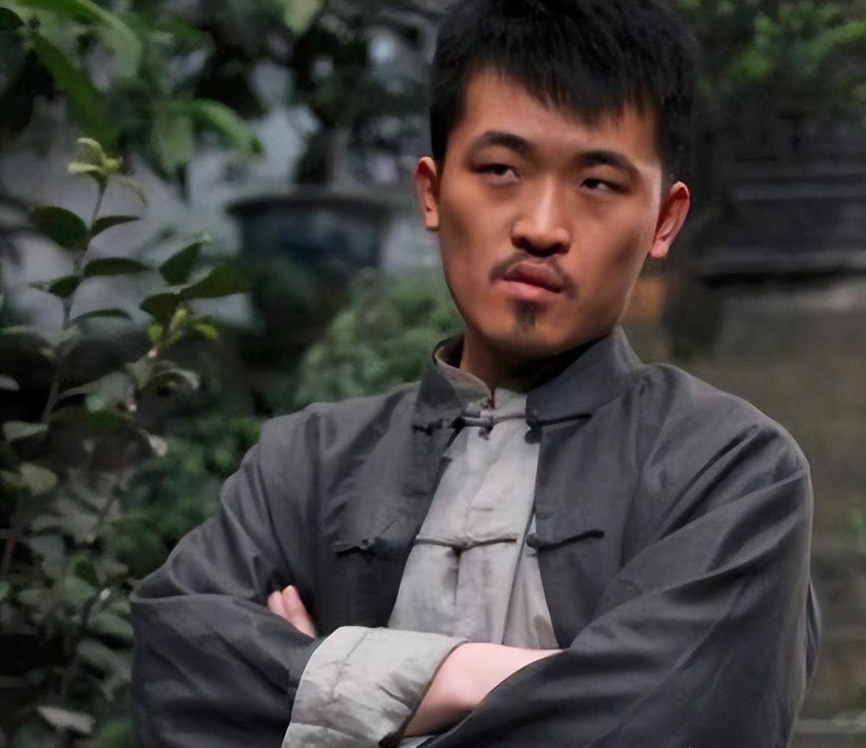 姜寒从群演到知名配角,高调演戏生活低调,如今结婚办酒宴不张扬_红薯