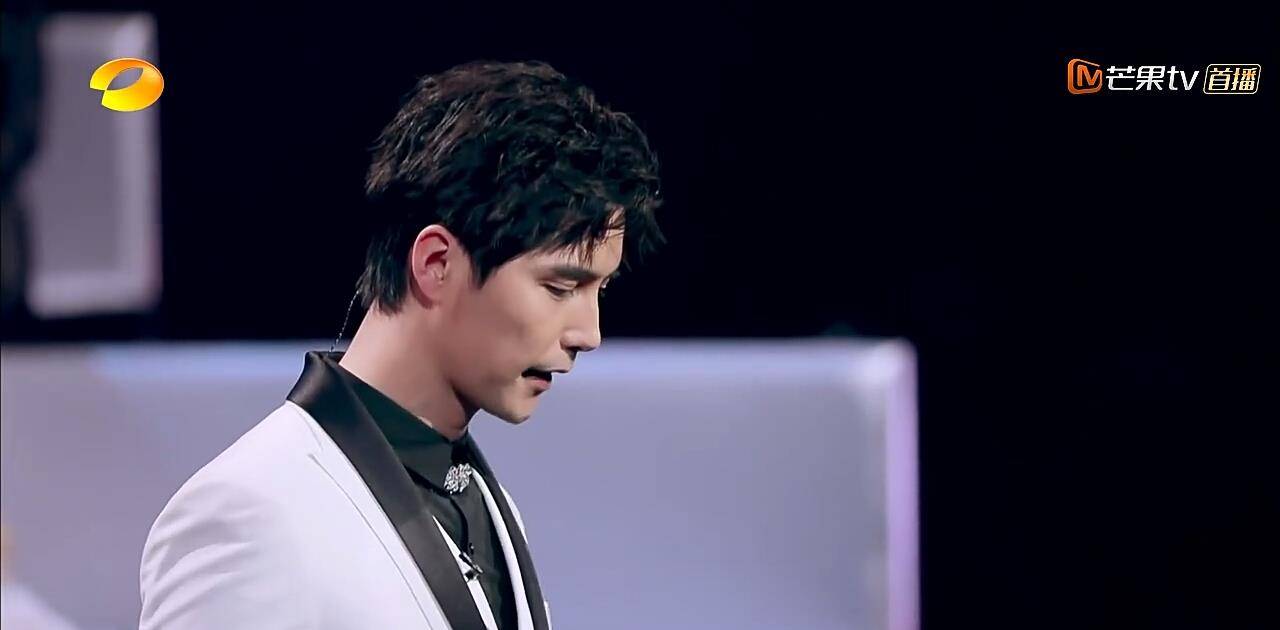 周深直接jio踢阿云嘎在派酱的采访中,周深也是直接上手打郑云龙了在