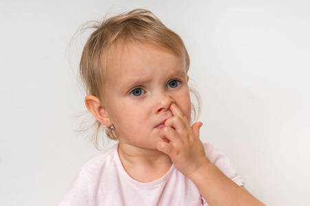 小孩老是喜欢抠鼻孔是什么原因 家长如何纠正？