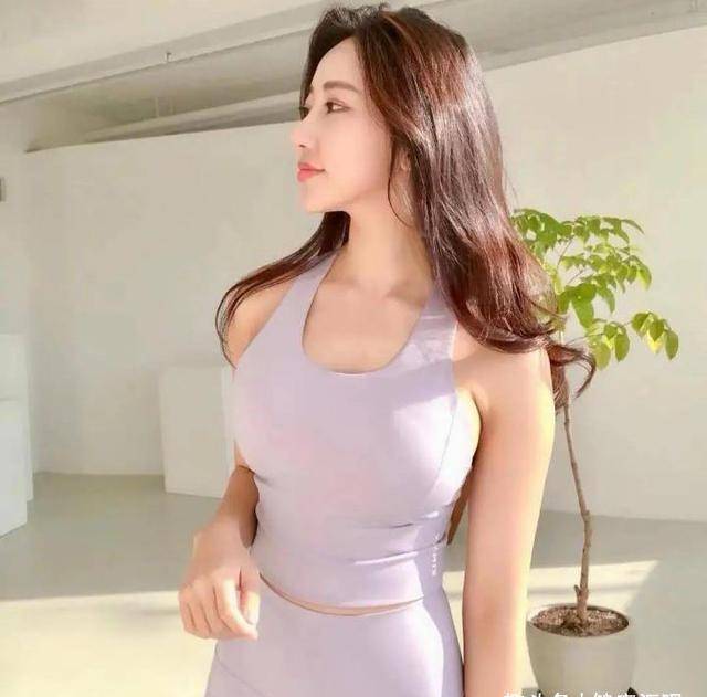 20岁车模小姐姐,"葫芦型"身材让人羡慕,给大家分享保养秘籍_锻炼_健身