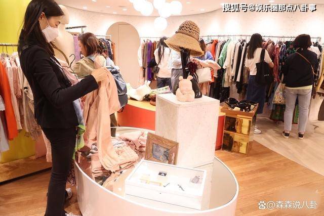 陈慧琳义卖8000件二手衣物引疯抢-陈慧琳商演现场