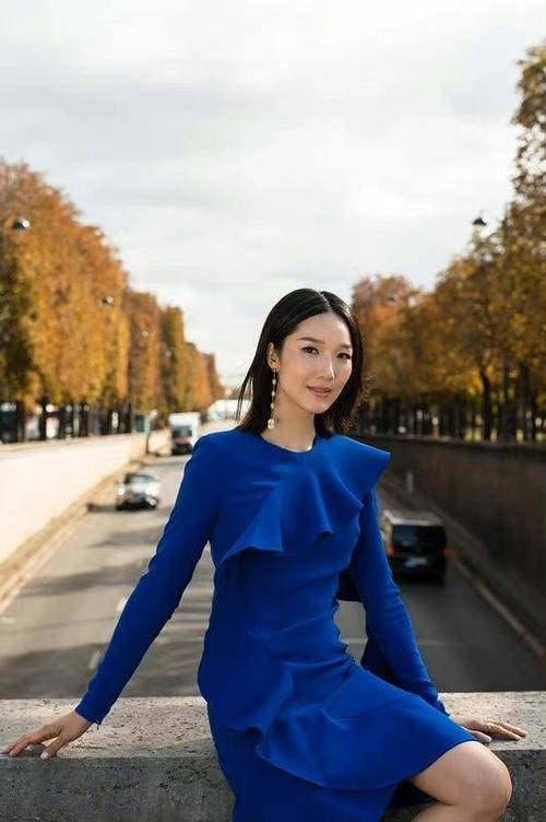 "李亚男"不愧是选美冠军,穿蓝色印花连衣裙时髦优雅