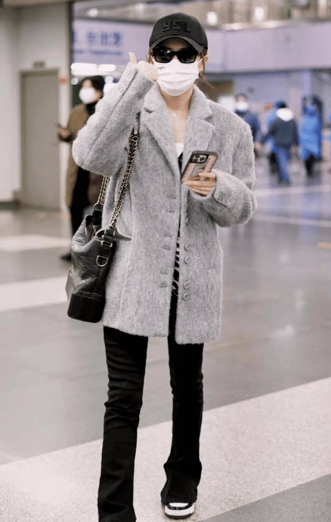 徐璐又把"小香风"穿出时髦范,配牛仔裤洋气减龄,太会穿了