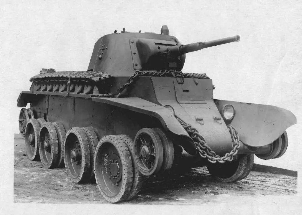 承担大纵深快速穿插作战,在生产的坦克中有部分沿用了bt5的坦克炮塔