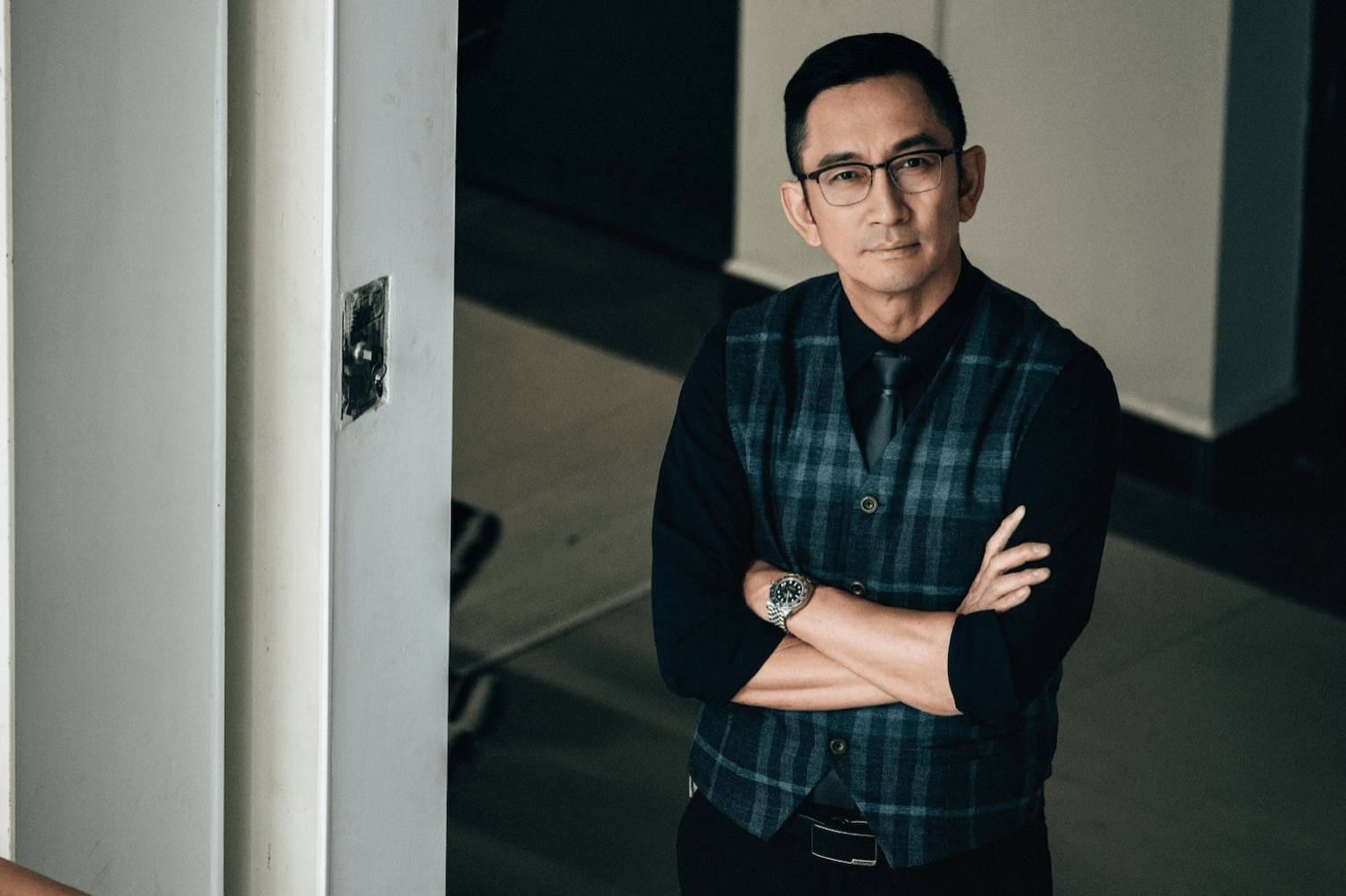 反派角色居多,发展一般后来离巢发展,90年代重返tvb后以《壹号皇庭v》