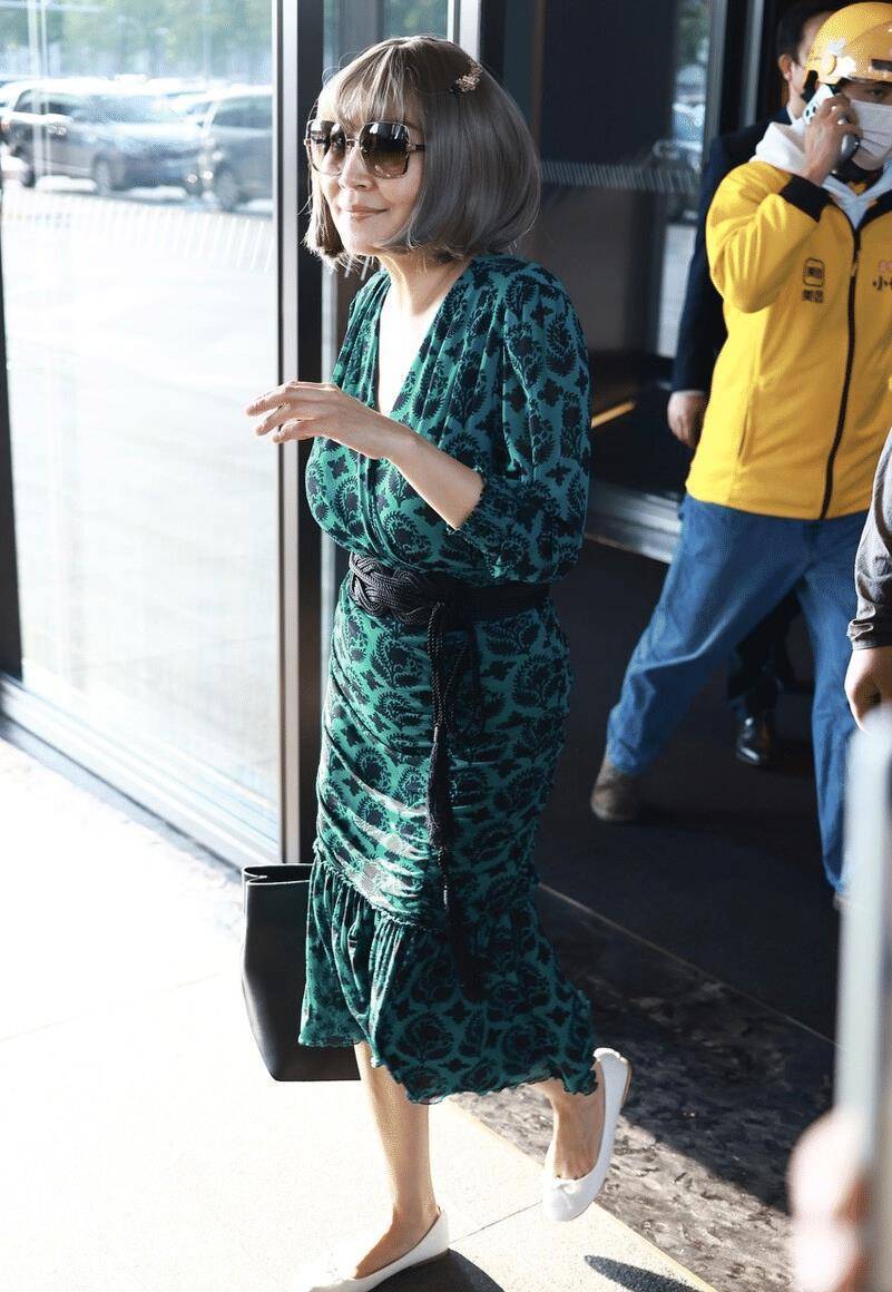 张蔷换发型差点认不出,穿露脐装配牛仔裤时髦洋气,年轻10岁