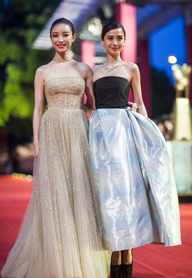 杨颖,信心越来越弱,甚至分分钟被人秒杀,一点风头都没有;和倪妮同框的