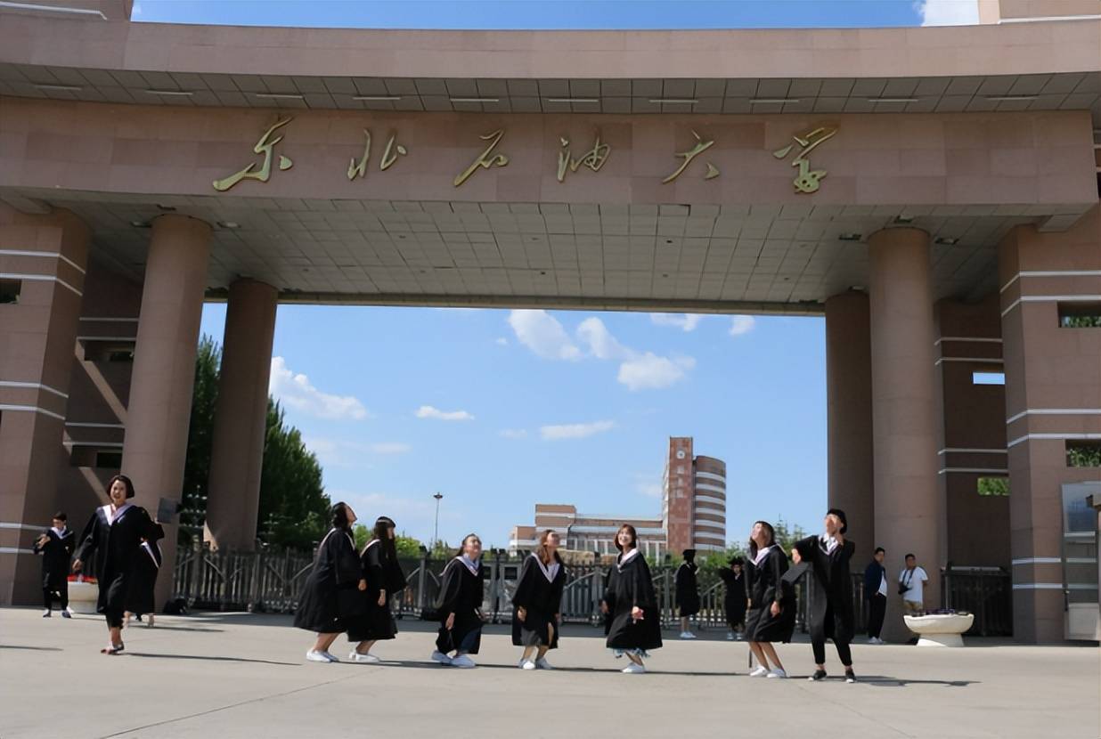 东北石油大学是88所全国重点大学之一,位于黑龙江省大庆市,在新一轮双