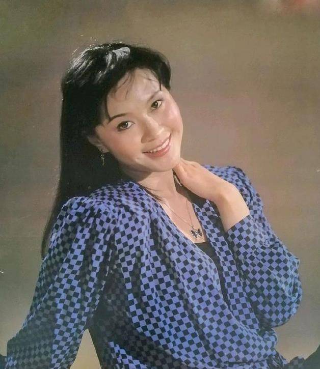 1994年,方舒不顾一切的跟陈国星离了婚,车子房子都没要,方舒只带了