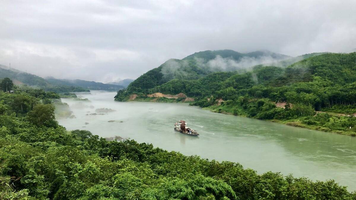 澜沧江发源于青海高原的唐古拉山脉,流经西双版纳